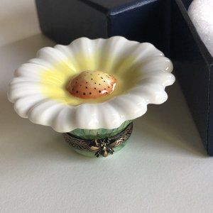 LIMOGES FRANCE BOX - CLASSIC WHITE DAISY - FLOWERS - BEE CLASP & BEE INSIDE
